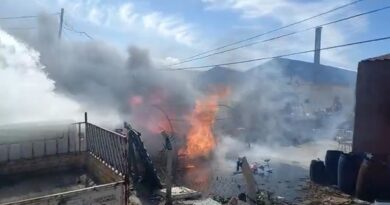 Çadır yandı: 10 kişilik depremzede aile sokakta kaldı