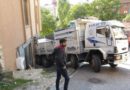 Ataşehir’de geri geri kayan un yüklü kamyon iş yerine girdi