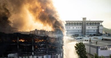 Başakşehir’de fabrika yangını: Söndürme çalışmaları saatlerdir sürüyor