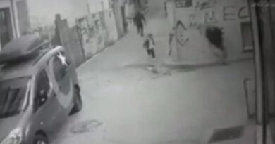 Beyoğlu’nda kızını okula bırakan babaya silahlı saldırı