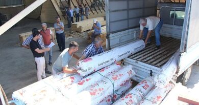 Antalya Büyükşehir’den Aksulu çiftçilere sera naylonu yardımı