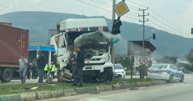 Bursa’da tır ve kamyon çarpıştı: 2 şoför yaralandı