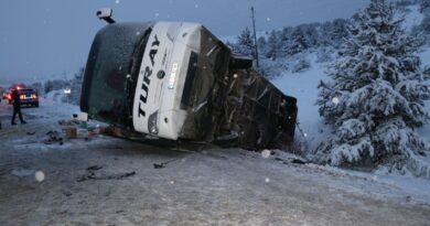 Erzincan’da yolcu otobüsü devrildi: 2 kişi öldü, 21 kişi yaralandı