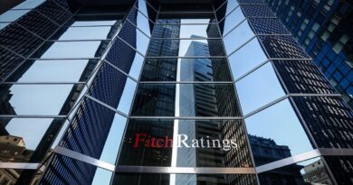 Fitch Ratings, İngiltere’yi derin resesyona karşı uyardı