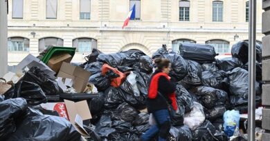 Paris’te çöp toplayıcıları süresiz greve gidecek