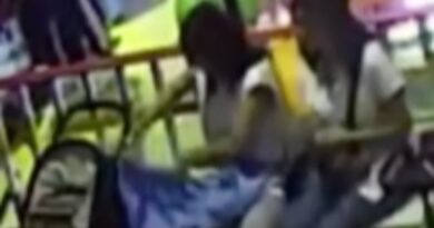 Sarıyer’deki iki genç kızın hırsızlık anları kamerada
