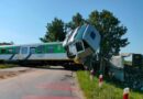 Yolcu treni kamyonla çarpıştı: Çok sayıda yaralı