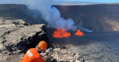 Hawaii’de küçük bir çocuk, yanardağa düşmekten son anda kurtarıldı